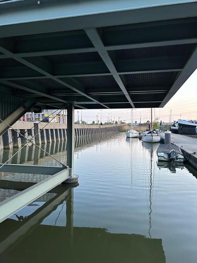 Wheelhouse Euphrate Houseboat Bed and Breakfast Diemerbrug Eksteriør billede
